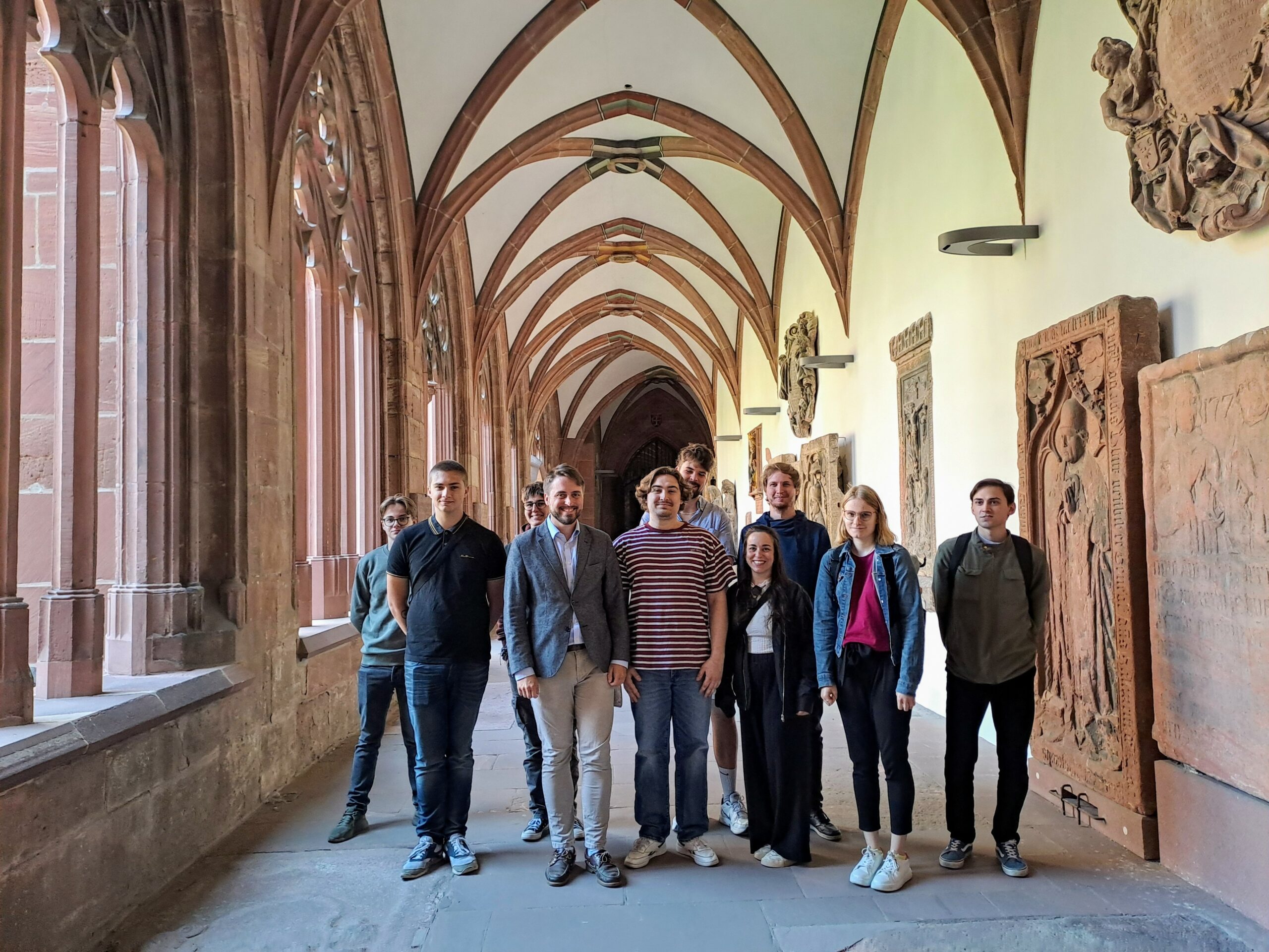 Die Gruppe aus Studierenden mit dem Exkursionsleiter Sven Dittmar im Kreuzgang des Mainzer Doms